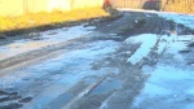 Ручей неизвестного происхождения мешает жизни целой улицы