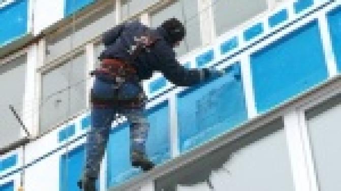 Фасады домов в поселке Талица приобретают синие оттенки