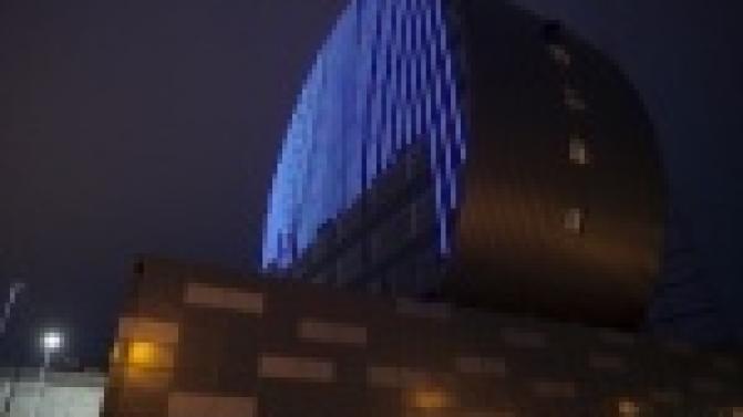 На инновационном культурном центре монтируют медиафасад