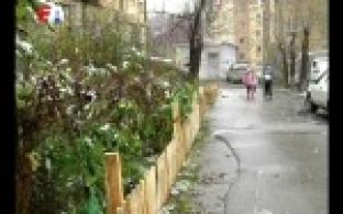 В Первоуральске продолжают благоустраивать придомовые территории.