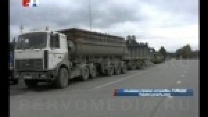 В Первоуральске водитель фуры, уличённый в нарушении, высыпал тонны щебня на проезжую часть.