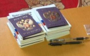 На торжественной церемонии школьникам вручили паспорта