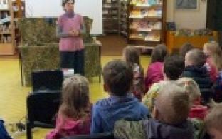 Красочный кукольный спектакль показали дошкольникам в одной из библиотек города