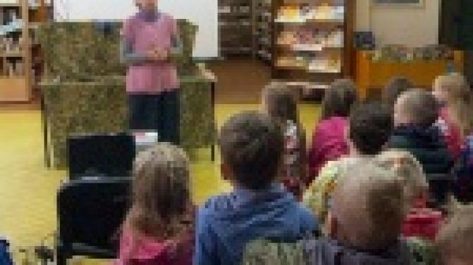 Красочный кукольный спектакль показали дошкольникам в одной из библиотек города