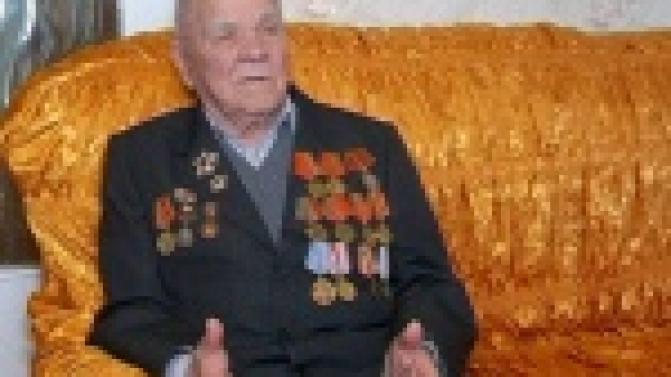 В годовщину Курской битвы ее участник Иван Желтышев принимает поздравления