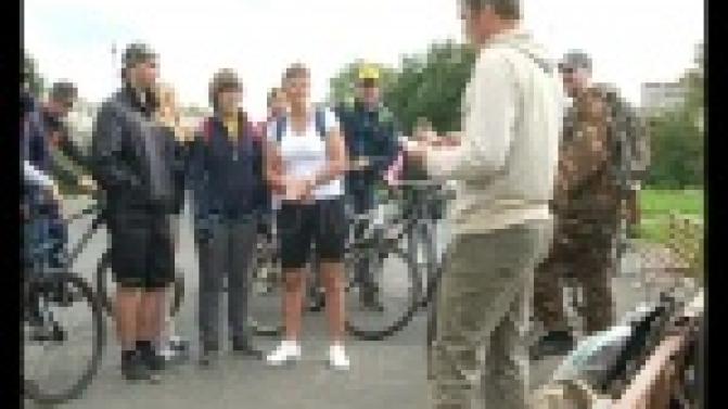 Крутят педали и разгадывают ребусы