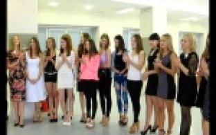 Харизма и творчество - главные критерии.