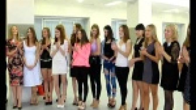 Харизма и творчество - главные критерии.