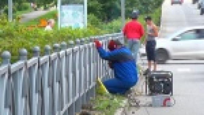 В Первоуральске продолжают устанавливать металлические ограждения