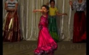 Красочные костюмы, зажигательные танцы и задушевные песни