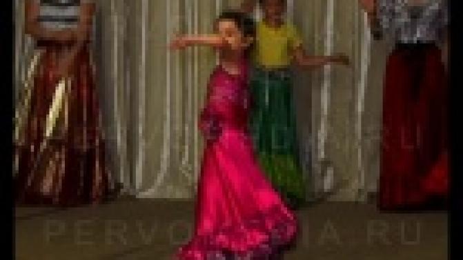 Красочные костюмы, зажигательные танцы и задушевные песни