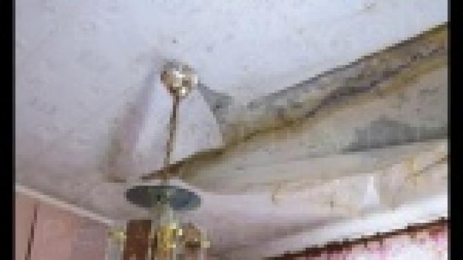 Жители пятиэтажного дома в Первоуральске могут попасть под дождь, не выходя из своих квартир