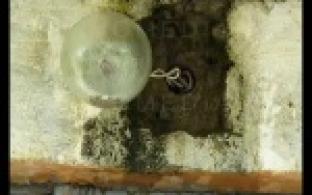 Жители одного из подъездов Первоуральска уже не первый месяц терпят ряд неприятностей.