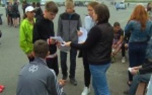 Убирать мусор с городских улиц продолжают школьники и студенты