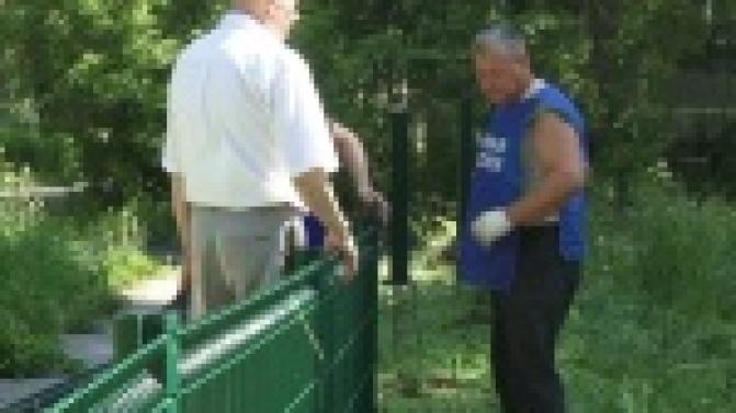 На детской площадке, что на Комсомольской, сегодня было шумно