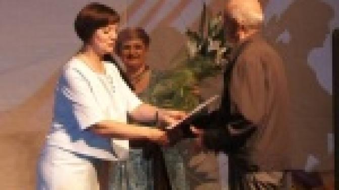 Врачи, медсестры, санитары, лаборанты принимают поздравления