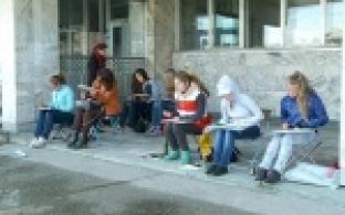 Чистый холст, разноцветные краски и набор кистей