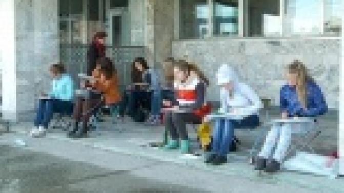 Чистый холст, разноцветные краски и набор кистей