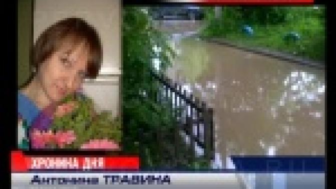 Двор с препятствиями. Жители 16-го дома по улице Гагарина вынуждены прилагать немало усилий, чтобы выйти из подъезда или, наоборот, попасть домой.