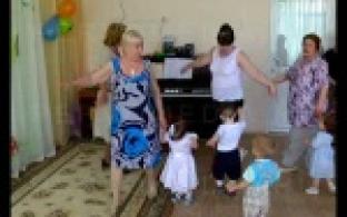 Самым юным первоуральцам помогают новотрубники.