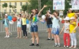 Спортивные состязания и творческие конкурсы, песни, танцы и подарки