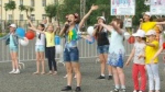 Спортивные состязания и творческие конкурсы, песни, танцы и подарки