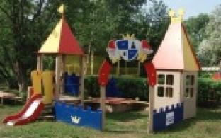 Для детей из дома малютки этот солнечный день начался с многочисленных подарков