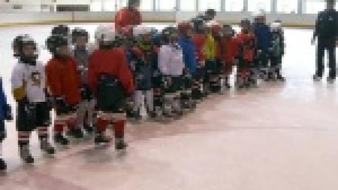 Во дворце ледовых видов спорта состоялась последняя тренировка младшей группы по хоккею с шайбой