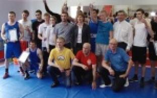 Белые металлурги померялись силами со студентами ПМК на турнире по боксу