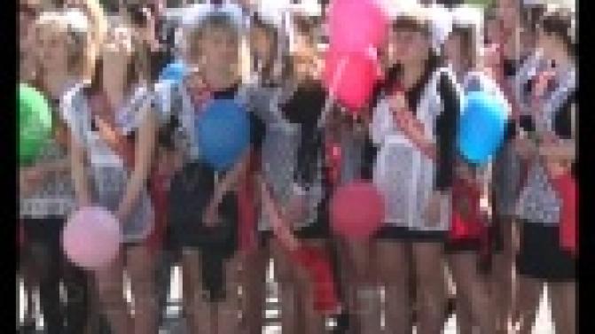 Сотни первоуральцев сегодня прощаются со школой