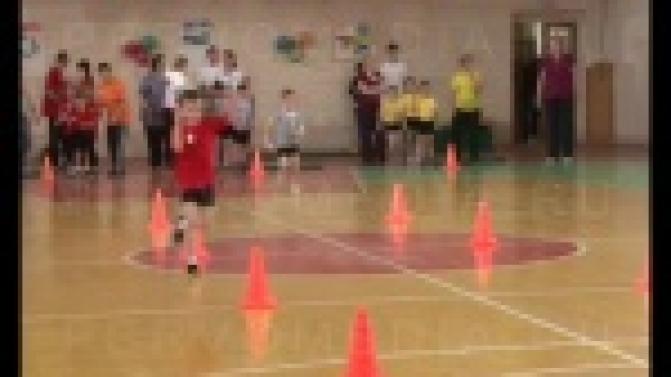 В силе и ловкости соревнуются дошколята.