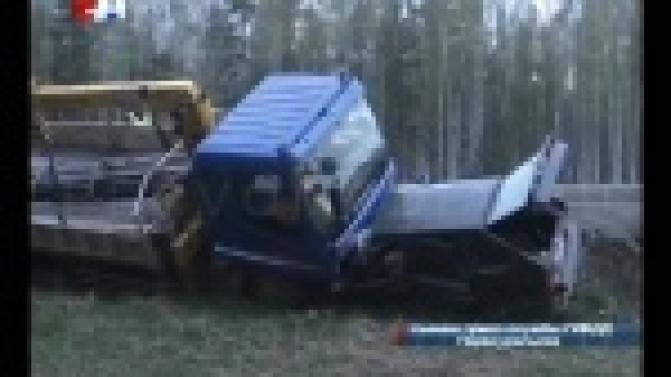 На трассе Пермь-Екатеринбург столкнулись грузовик и легковушка.