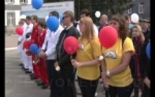 Благоустраивают город и развивают завод.