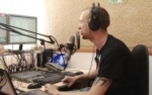 В машине, автобусе, метро и дома. Услышать новости или музыку сегодня можно практически в любом месте