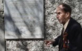 У входа в редакцию "Вечернего Первоуральска" повесили мемориальную доску