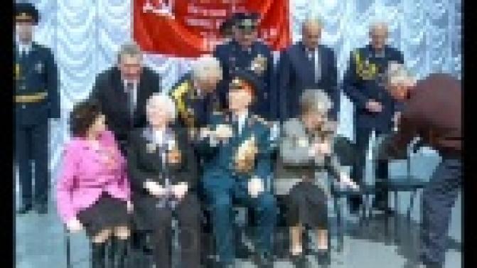 Первоуральцы торжественно встретили "Знамя Победы".