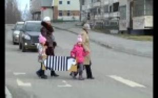 Знает маленький народ пешеходный переход.