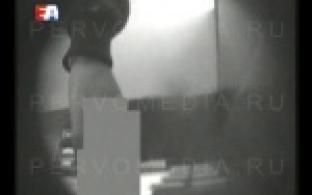 Сотрудники полиции пытаются установить личность похитителя, который присвоил значительную сумму денег из банкомата.