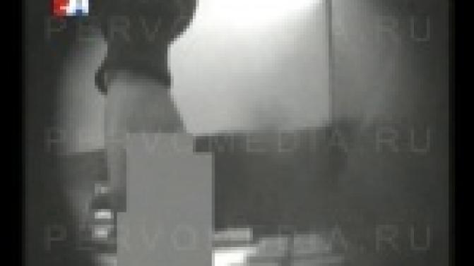 Сотрудники полиции пытаются установить личность похитителя, который присвоил значительную сумму денег из банкомата.