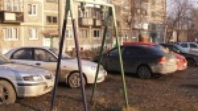 Пенсионер мечтает о качелях.