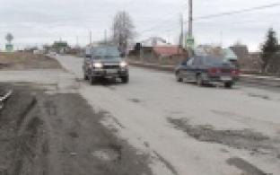 Дорожники приступили к ямочному ремонту на проблемных участках в Первоуральске.