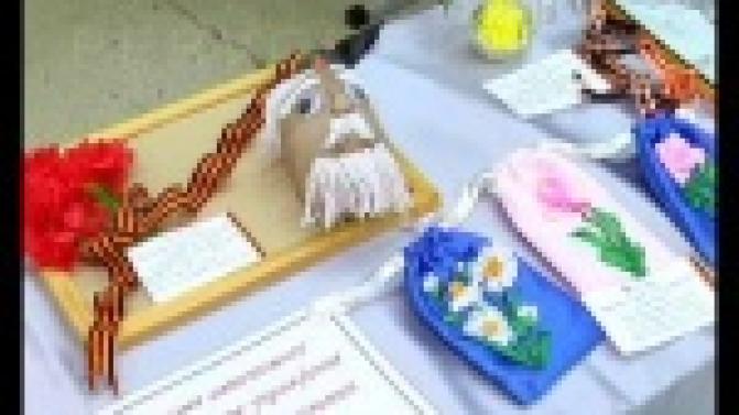 Поделками и рисунками прививают патриотизм.