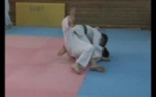 Универсальные бойцы готовятся к очередным соревнованиям по джиу-джитсу, которые пройдут в эту субботу в школе № 12.