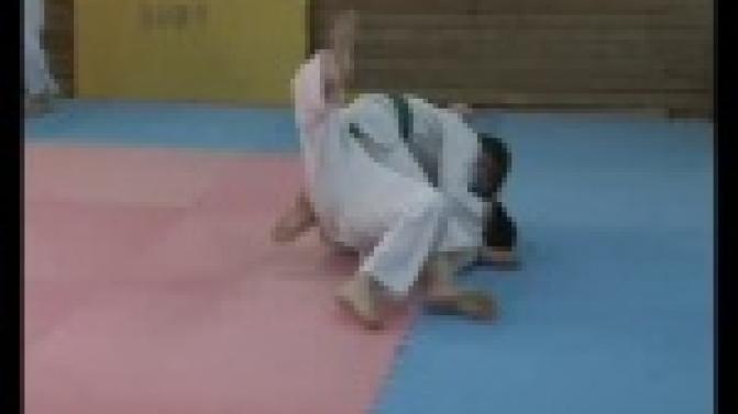 Универсальные бойцы готовятся к очередным соревнованиям по джиу-джитсу, которые пройдут в эту субботу в школе № 12.