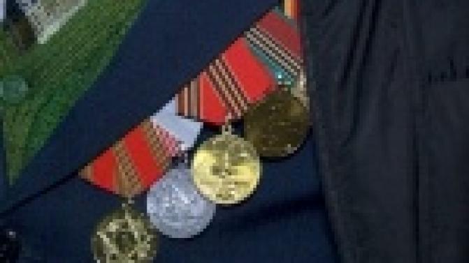 Награды - заслуженным героям.