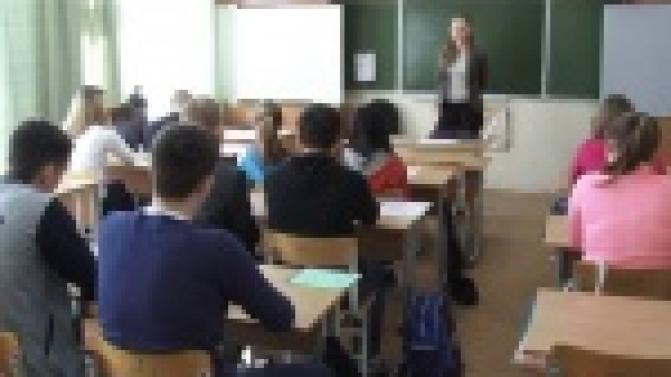 Выпускников школ готовят к поступлению в вузы.