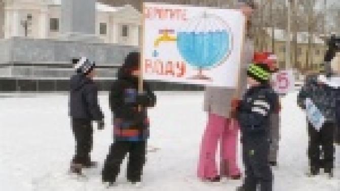 На защиту бесценного ресурса встали дошколята.