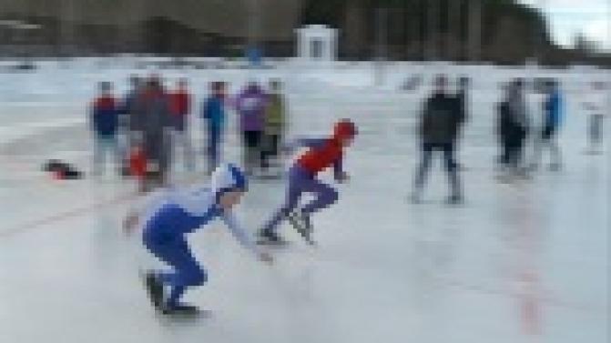 Сегодня на стадионе спорткомплекса "Уральский трубник" стартовало открытое первенство по конькобежному спорту