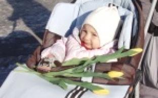 Дарили цветы прямо на улице!