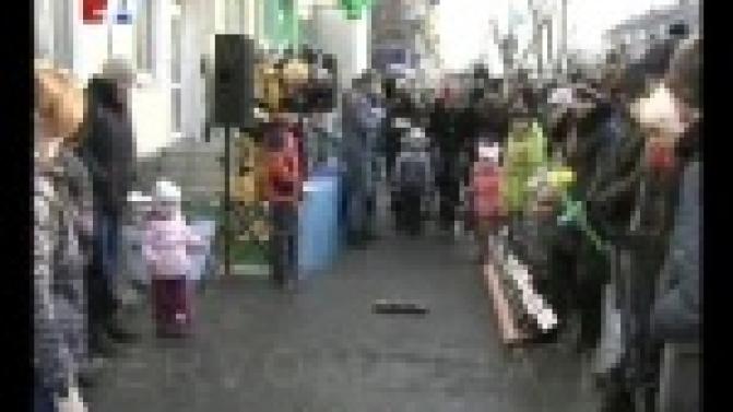 С Международным женским днём виновниц торжества поздравили роботы.